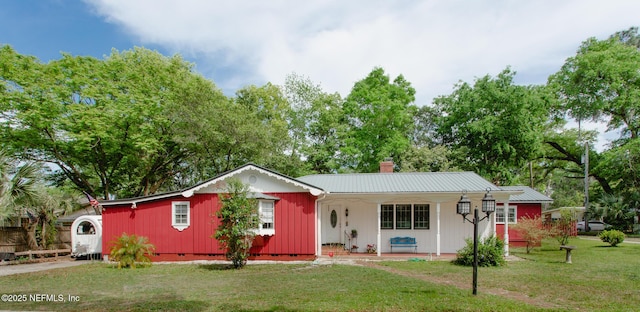 ranch-style house featuring a front lawn and covered porch