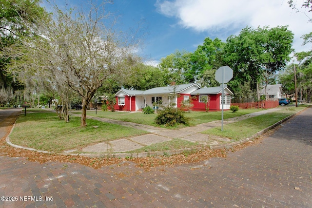 view of front facade featuring a front lawn