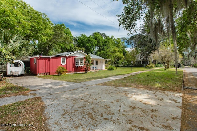 view of front of house featuring a front lawn