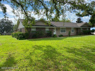 ranch-style house featuring a front lawn