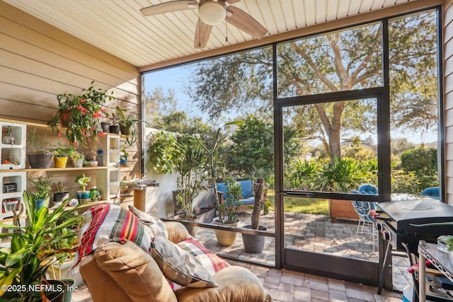 sunroom with ceiling fan