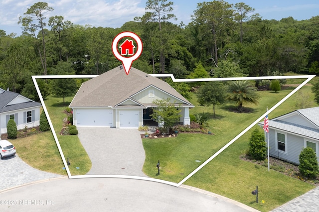 view of front facade featuring driveway and a front yard