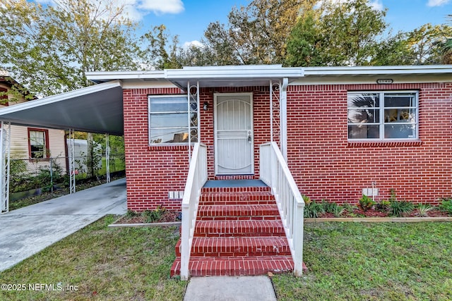 view of front of home featuring a carport and a front yard