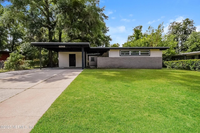 view of front of house with a front lawn and a carport