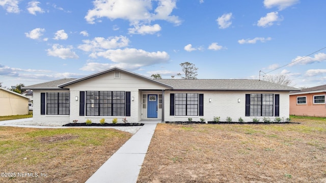 single story home with a front lawn