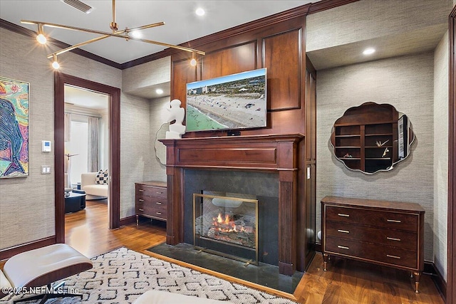 details featuring hardwood / wood-style flooring, crown molding, and a notable chandelier