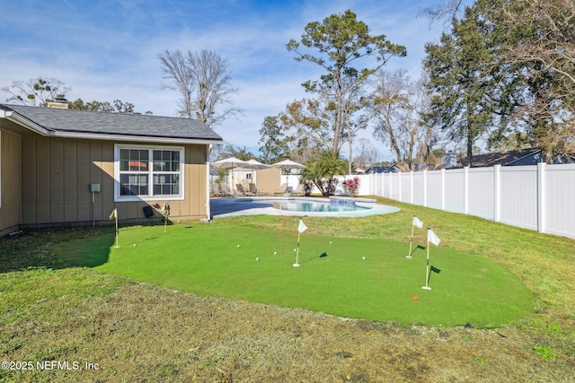 view of yard featuring a fenced in pool