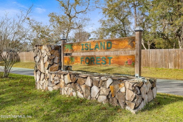 community / neighborhood sign with a yard