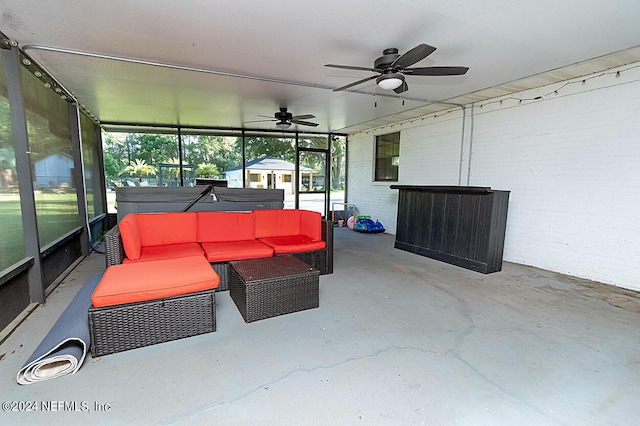 sunroom with ceiling fan