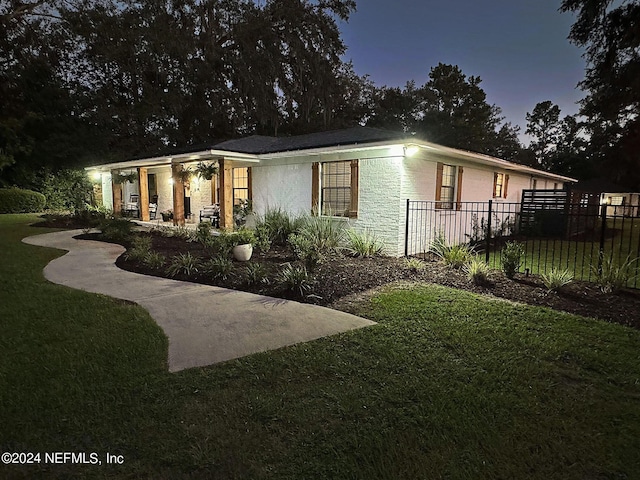 view of front of property featuring a lawn