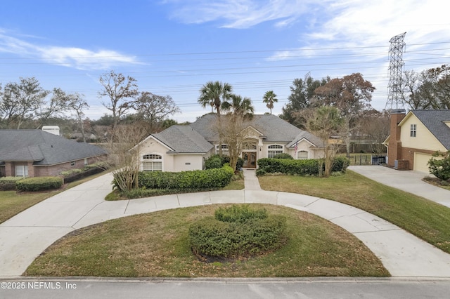 view of front of property featuring a front lawn