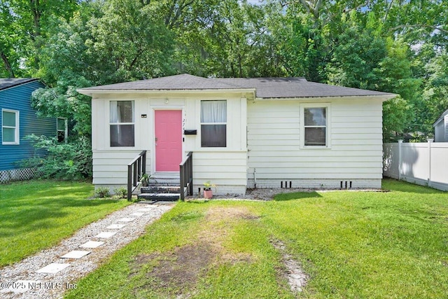 bungalow featuring a front lawn