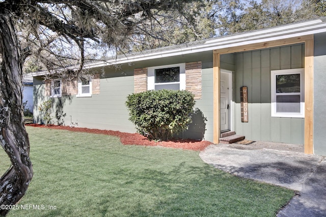 view of front of home featuring a front lawn