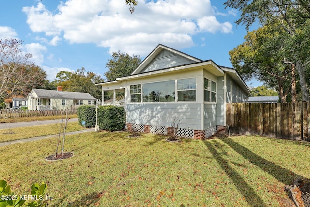 view of front of property featuring a front yard