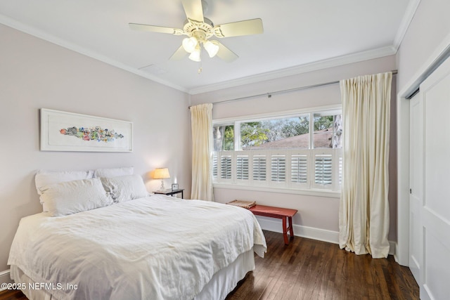 bedroom with a closet, ceiling fan, crown molding, and dark hardwood / wood-style floors