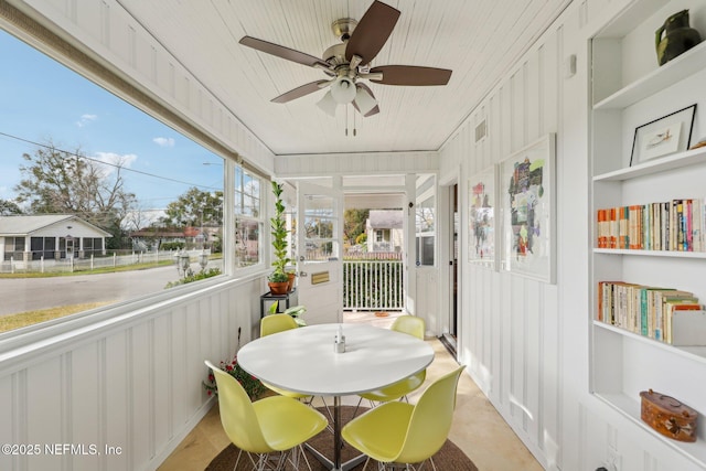 sunroom with ceiling fan