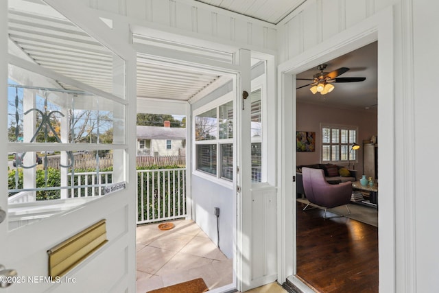 sunroom with ceiling fan