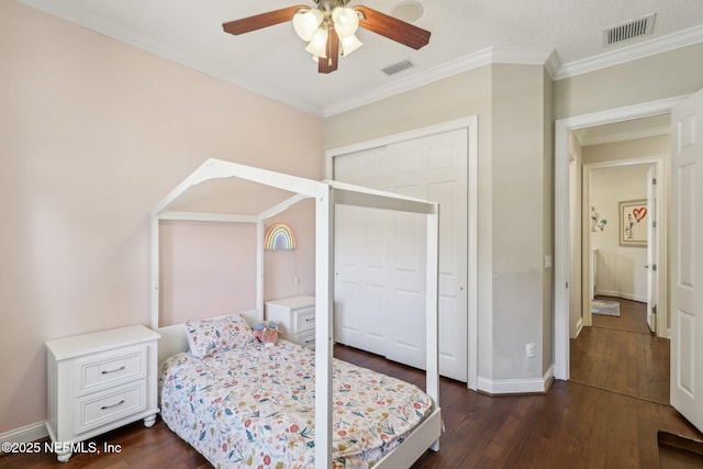 bedroom featuring ornamental molding, ceiling fan, dark hardwood / wood-style flooring, and a closet