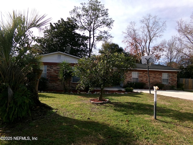 view of front of property featuring a front lawn