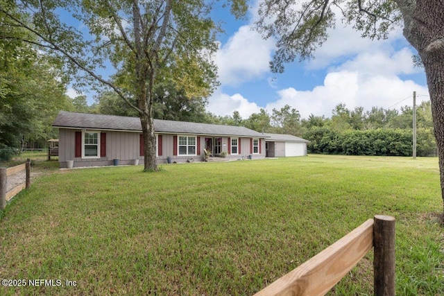 ranch-style home featuring a front lawn