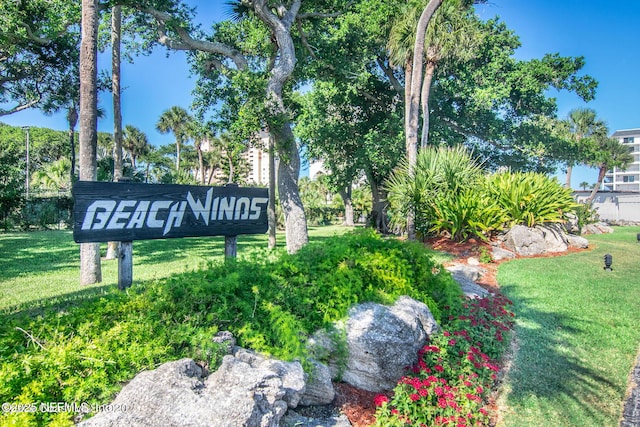 community sign with a yard