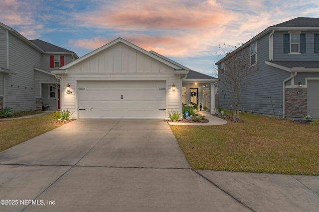 view of front of house featuring a yard