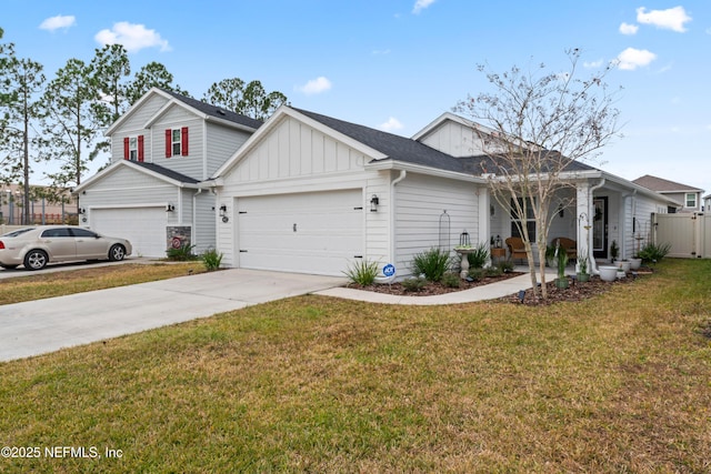 view of front of house featuring a front lawn