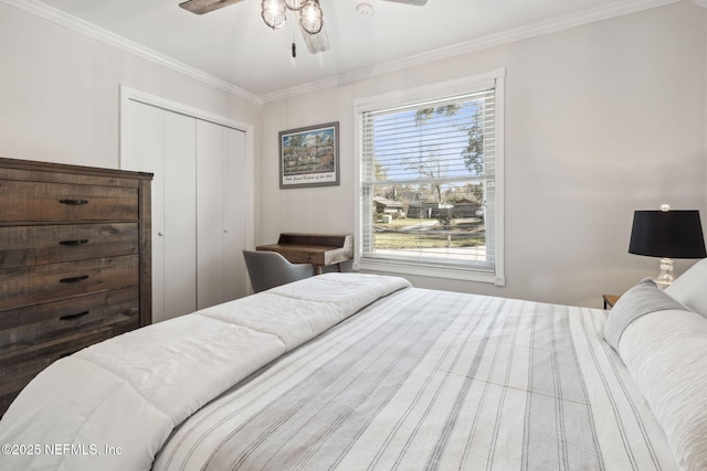 bedroom with multiple windows, crown molding, a closet, and ceiling fan