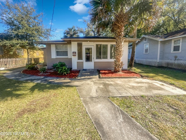 view of front of house featuring a front yard