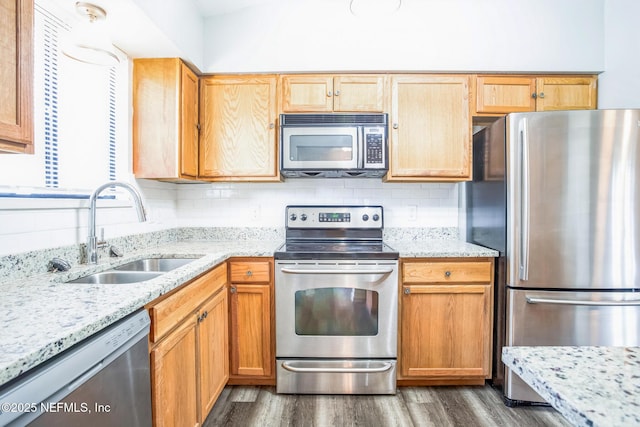 kitchen featuring sink, decorative backsplash, dark hardwood / wood-style floors, and appliances with stainless steel finishes