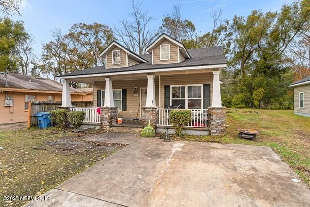 view of front facade featuring covered porch and a front yard