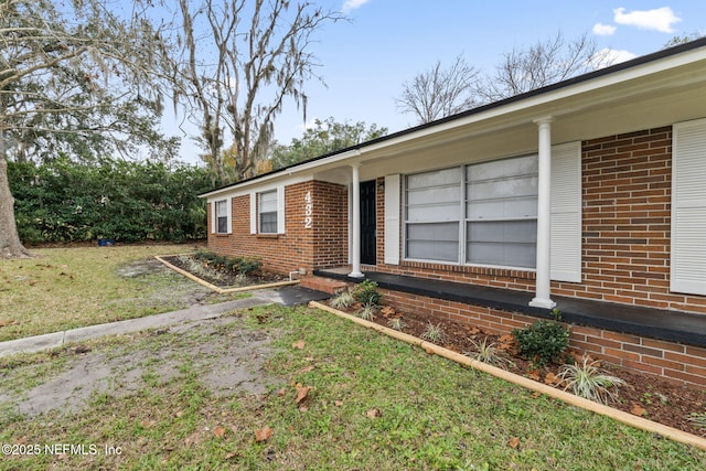 ranch-style house featuring a front lawn