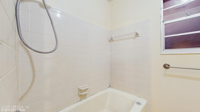 bathroom with tiled shower / bath