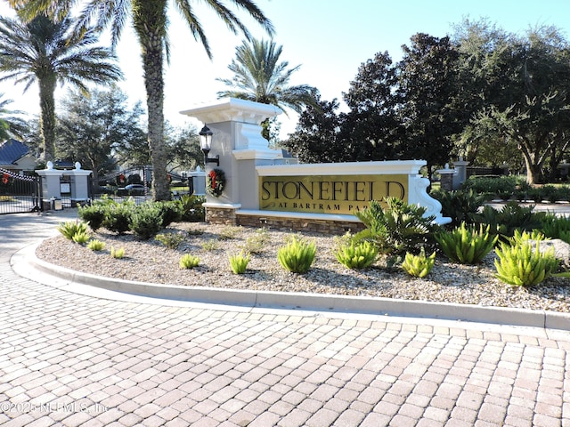 view of community / neighborhood sign