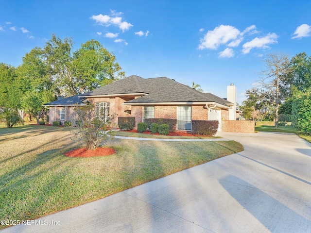 view of front of home featuring a front yard