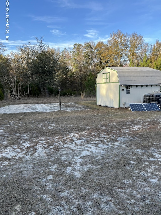 view of yard featuring an outdoor structure