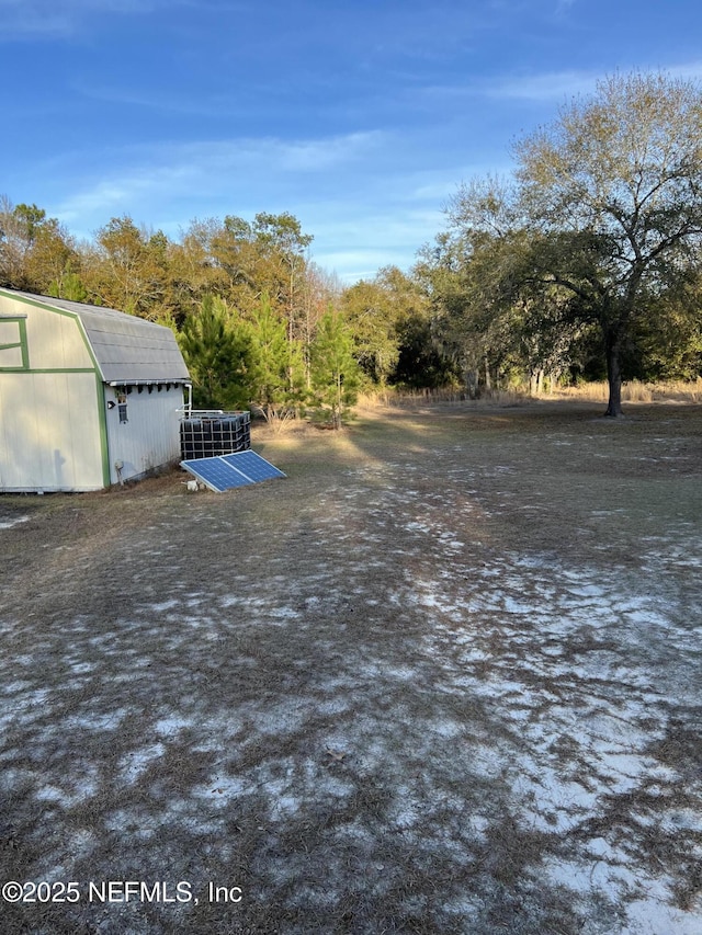 view of yard featuring an outdoor structure