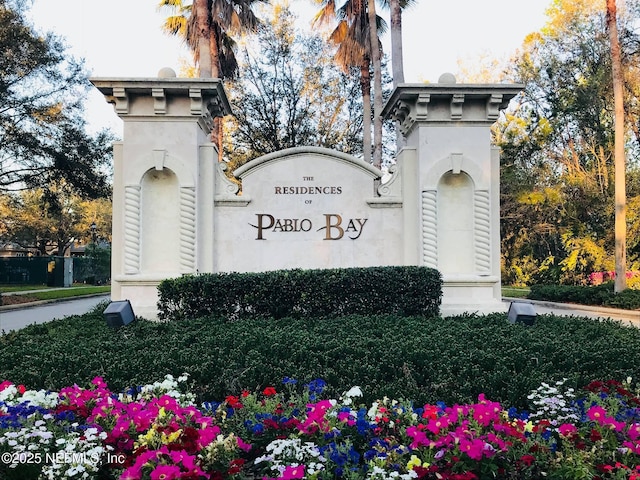 view of community / neighborhood sign