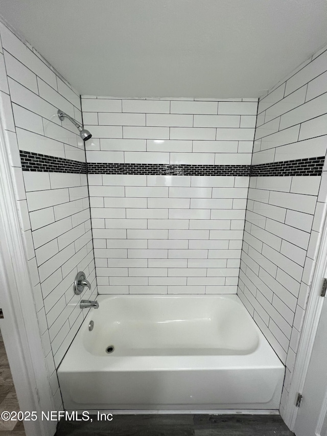 bathroom with tiled shower / bath combo