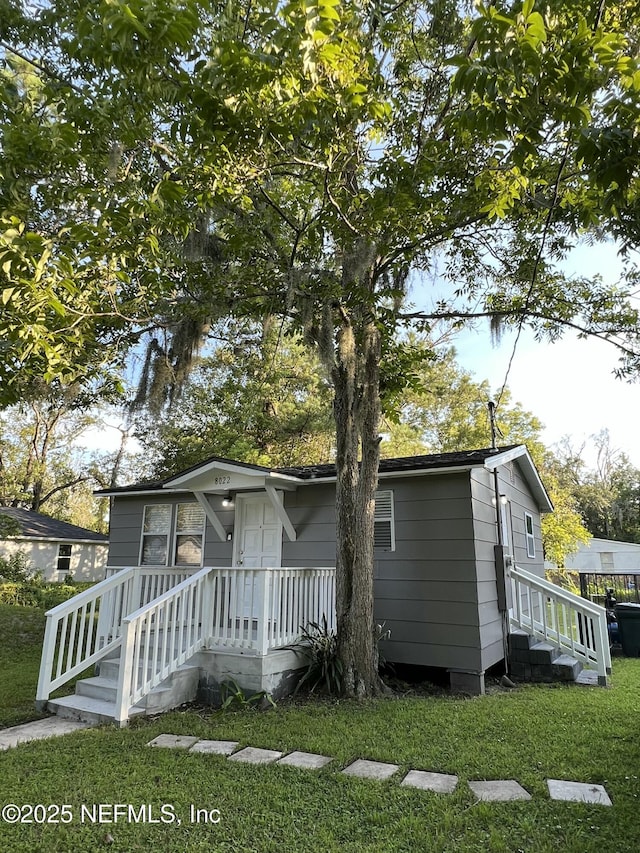 view of front of home featuring a front lawn