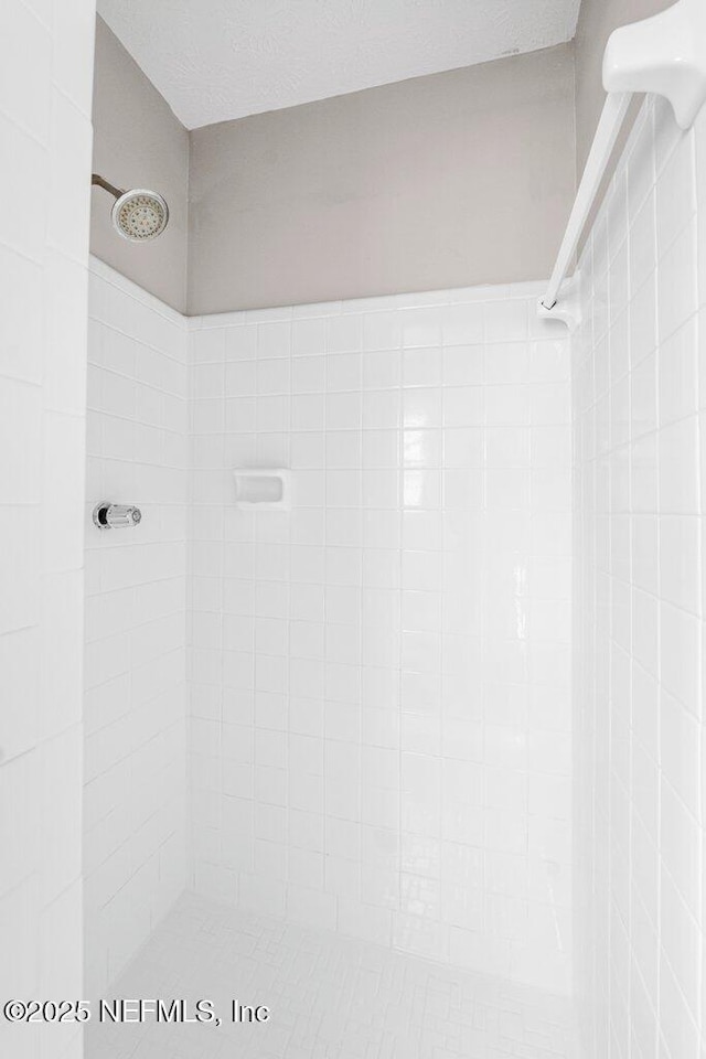 bathroom featuring tiled shower