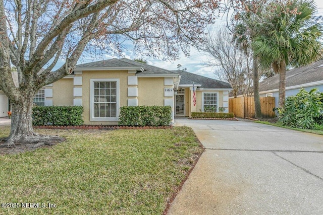 view of front of property featuring a front yard