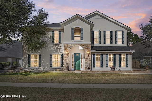 view of front of property featuring a lawn