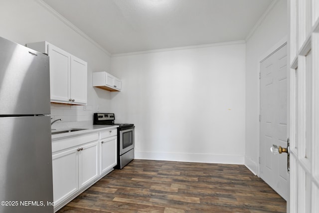 kitchen featuring sink, ornamental molding, appliances with stainless steel finishes, dark hardwood / wood-style floors, and white cabinets