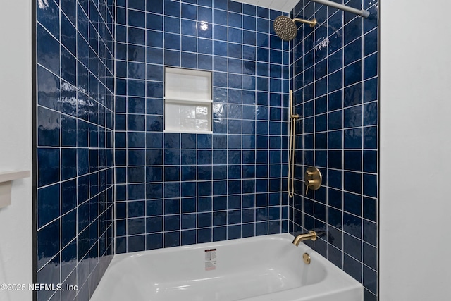 bathroom with tiled shower / bath