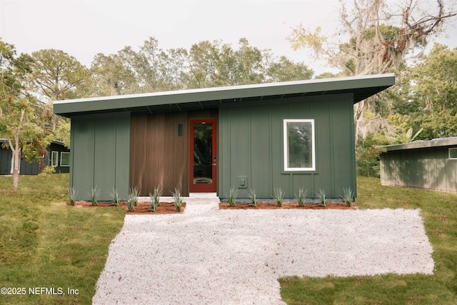 view of front facade with a front yard