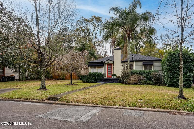 view of front of property with a front yard