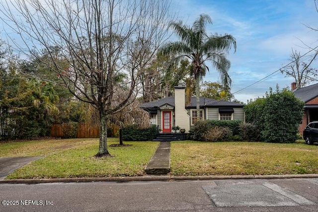 view of front facade with a front lawn