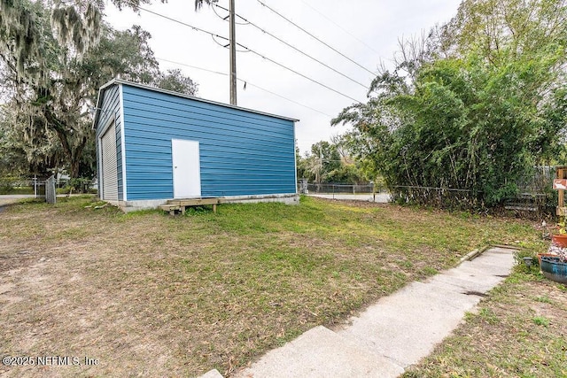 view of yard with a storage shed