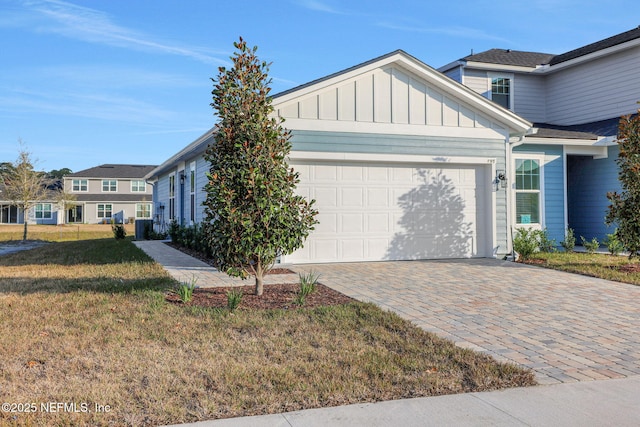 view of front facade featuring a garage and a front lawn